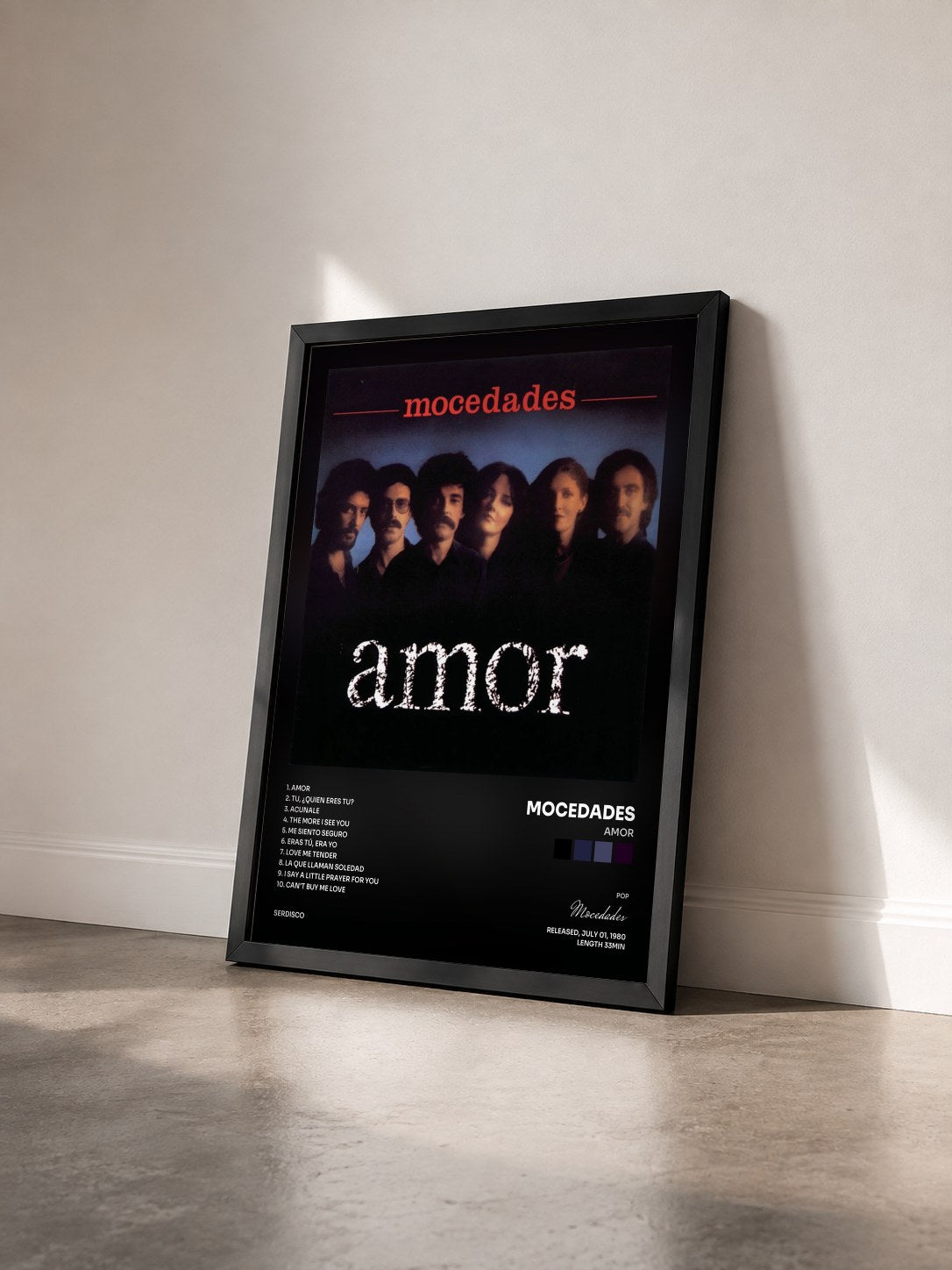 #noir Tableau de l'album Amor de Mocedades vu de trois quarts, cadre noir