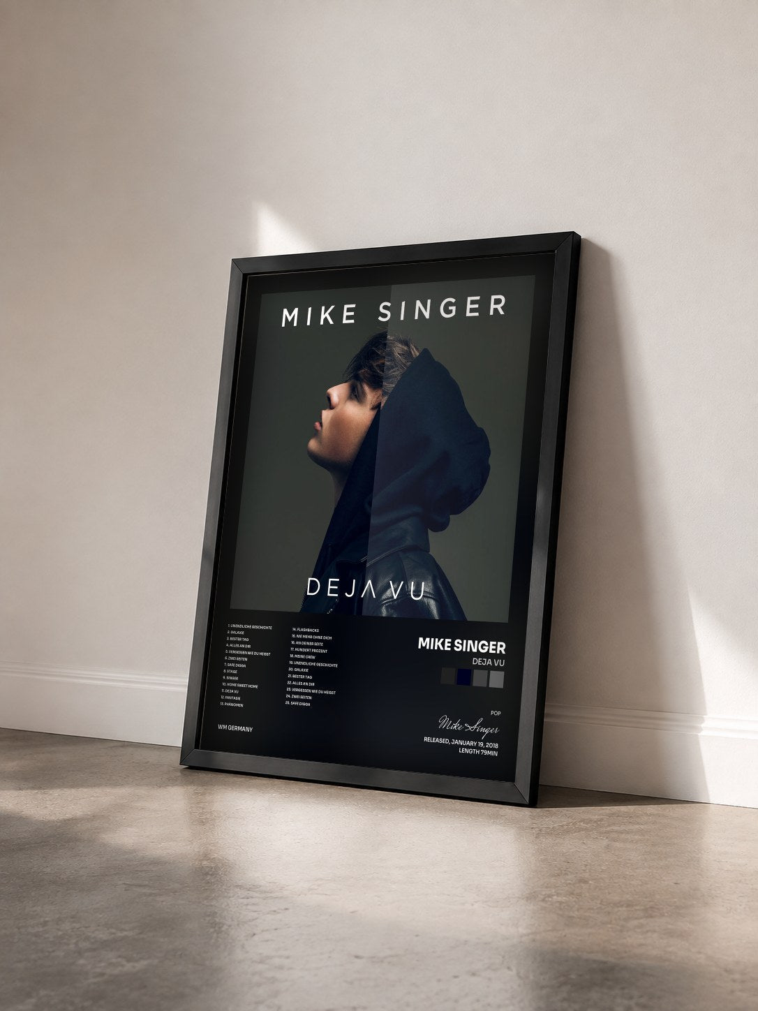 #noir Tableau de l'album Deja Vu de Mike Singer vu de trois quarts, cadre noir