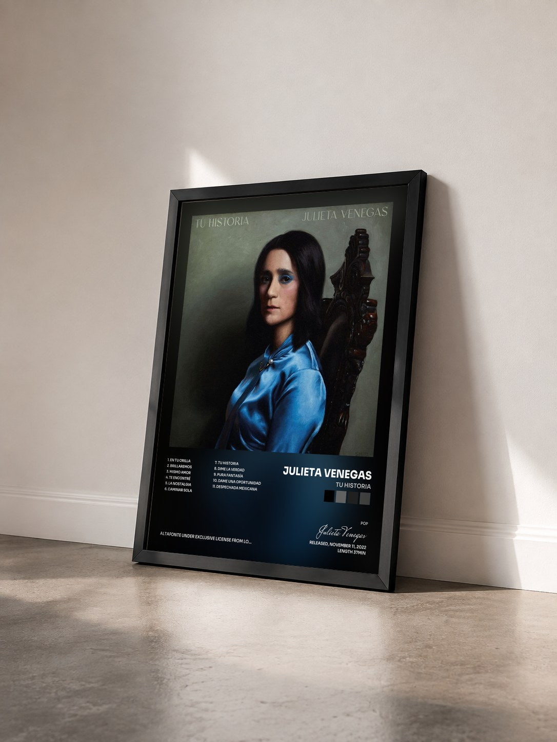 #noir Tableau de l'album Tu Historia de Julieta Venegas vu de trois quarts, cadre noir