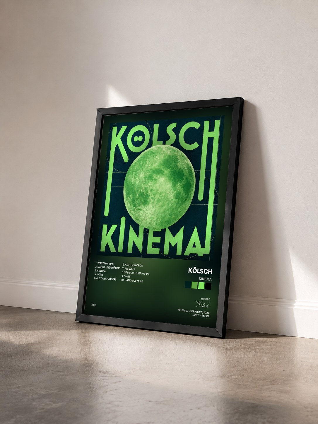 #noir Tableau de l'album KINEMA de Kölsch vu de trois quarts, cadre noir