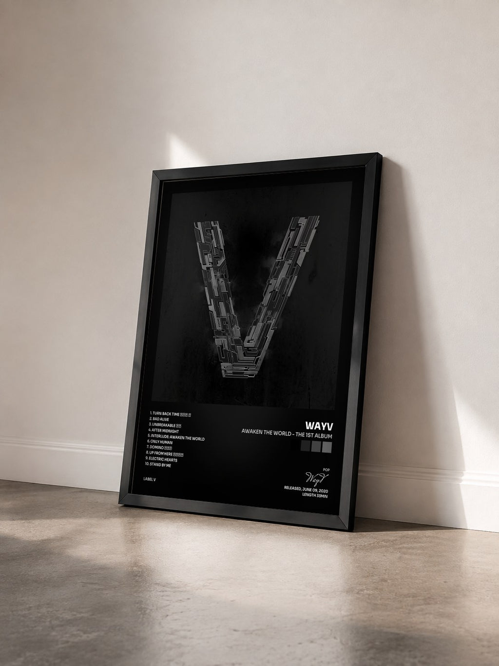 #noir Tableau de l'album Awaken The World - The 1st Album de WayV vu de trois quarts, cadre noir