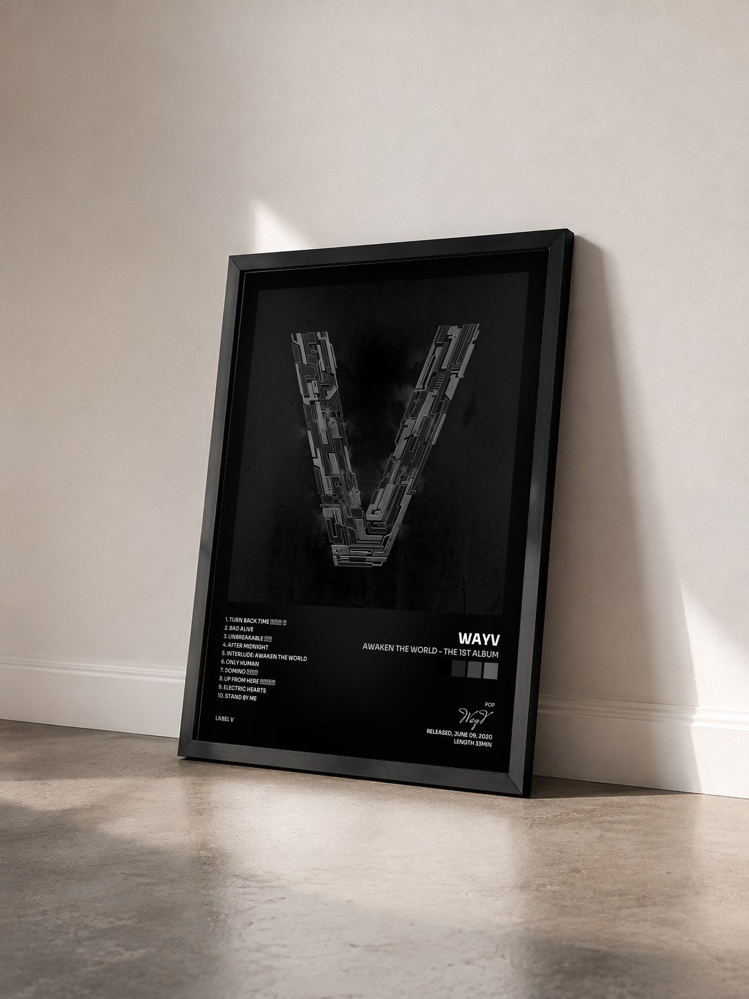 #noir Tableau de l'album Awaken The World - The 1st Album de WayV vu de trois quarts, cadre noir