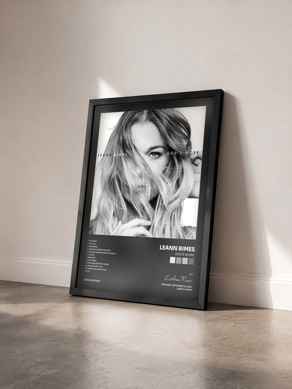#noir Tableau de l'album god's work de LeAnn Rimes vu de trois quarts, cadre noir