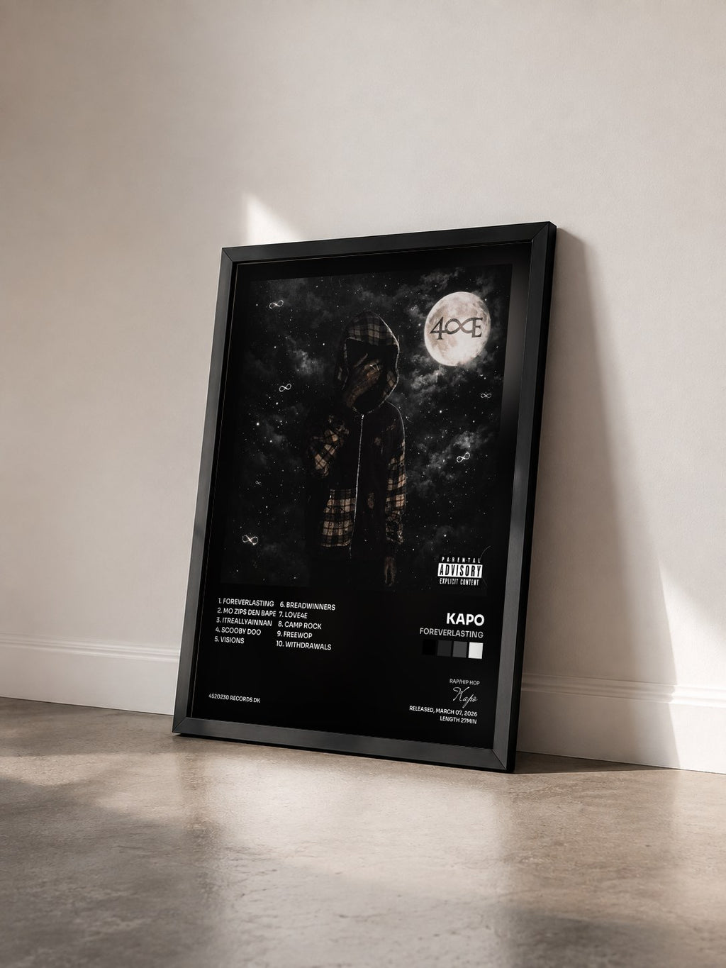 #noir Tableau de l'album ForeverLasting de Kapo vu de trois quarts, cadre noir