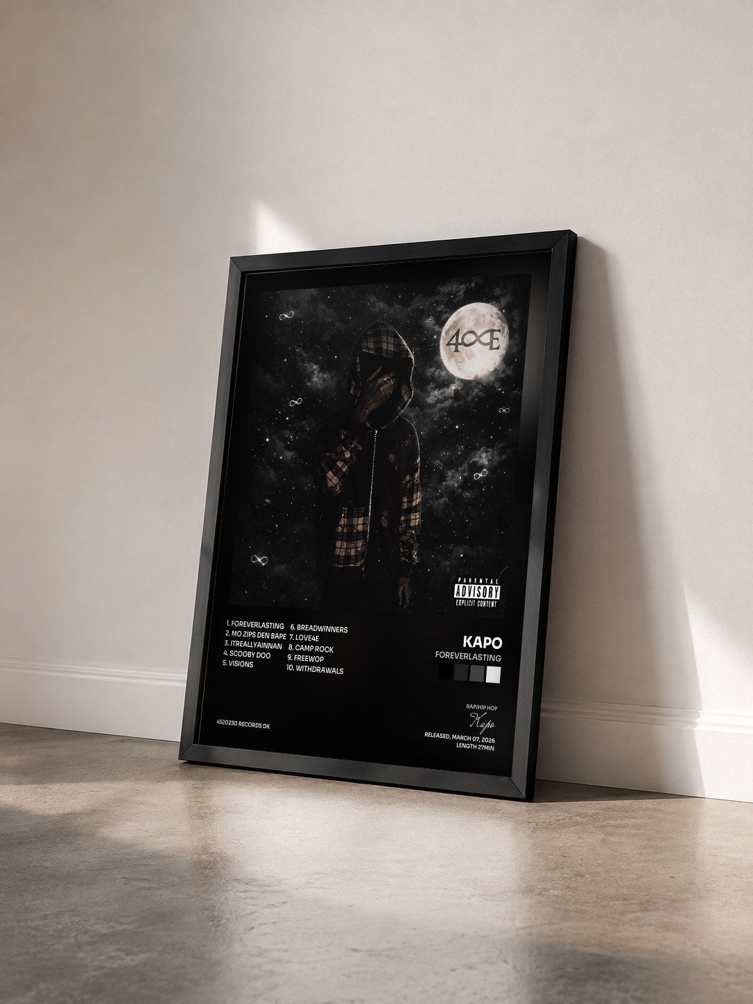 #noir Tableau de l'album ForeverLasting de Kapo vu de trois quarts, cadre noir
