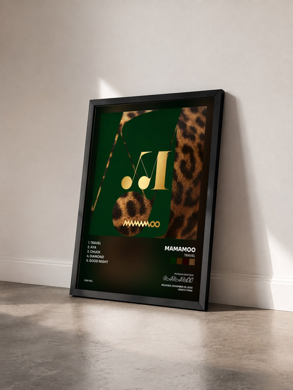 #noir Tableau de l'album TRAVEL de MAMAMOO vu de trois quarts, cadre noir