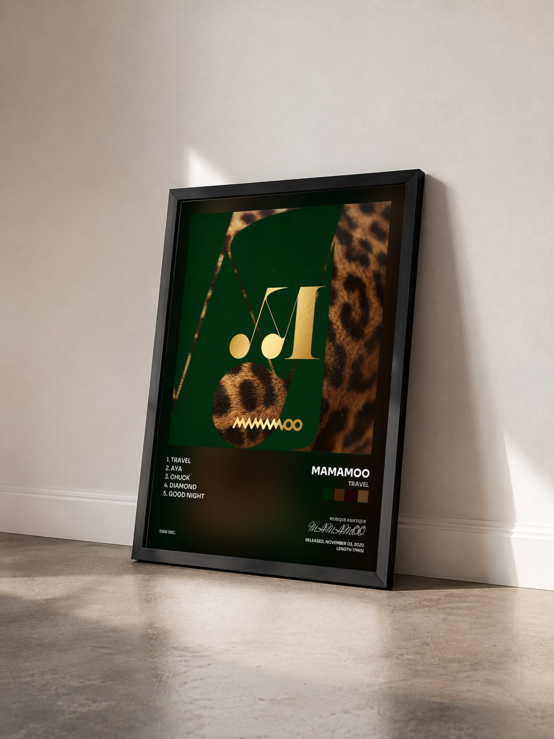 #noir Tableau de l'album TRAVEL de MAMAMOO vu de trois quarts, cadre noir