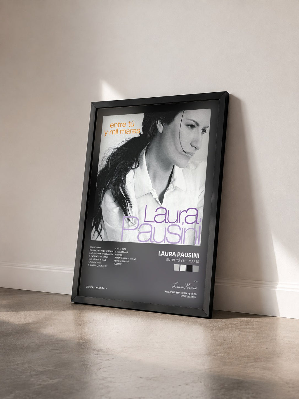 #noir Entre tú y mil mares von Laura Pausini als gerahmter Kunstdruck von schräg gesehen, schwarzer Rahmen