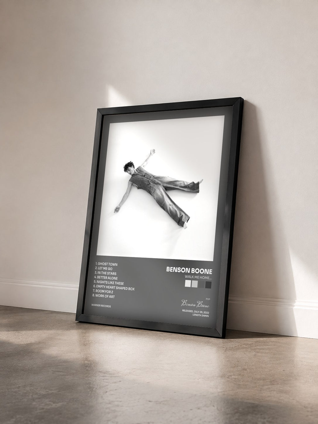 #noir Tableau de l'album Walk Me Home... de Benson Boone vu de trois quarts, cadre noir
