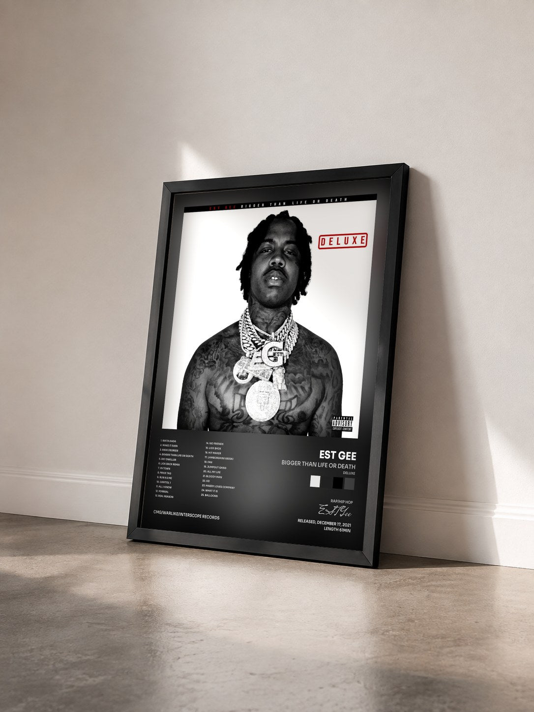#noir Tableau de l'album Bigger Than Life Or Death (Deluxe) de EST Gee vu de trois quarts, cadre noir