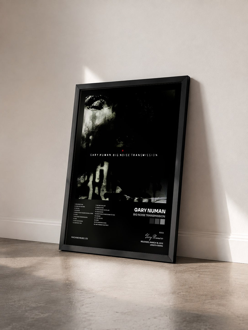 #noir Tableau de l'album Big Noise Transmission de Gary Numan vu de trois quarts, cadre noir