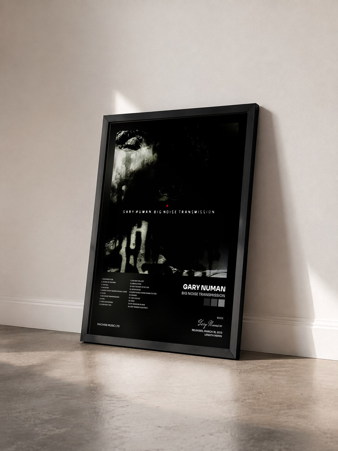 #noir Tableau de l'album Big Noise Transmission de Gary Numan vu de trois quarts, cadre noir