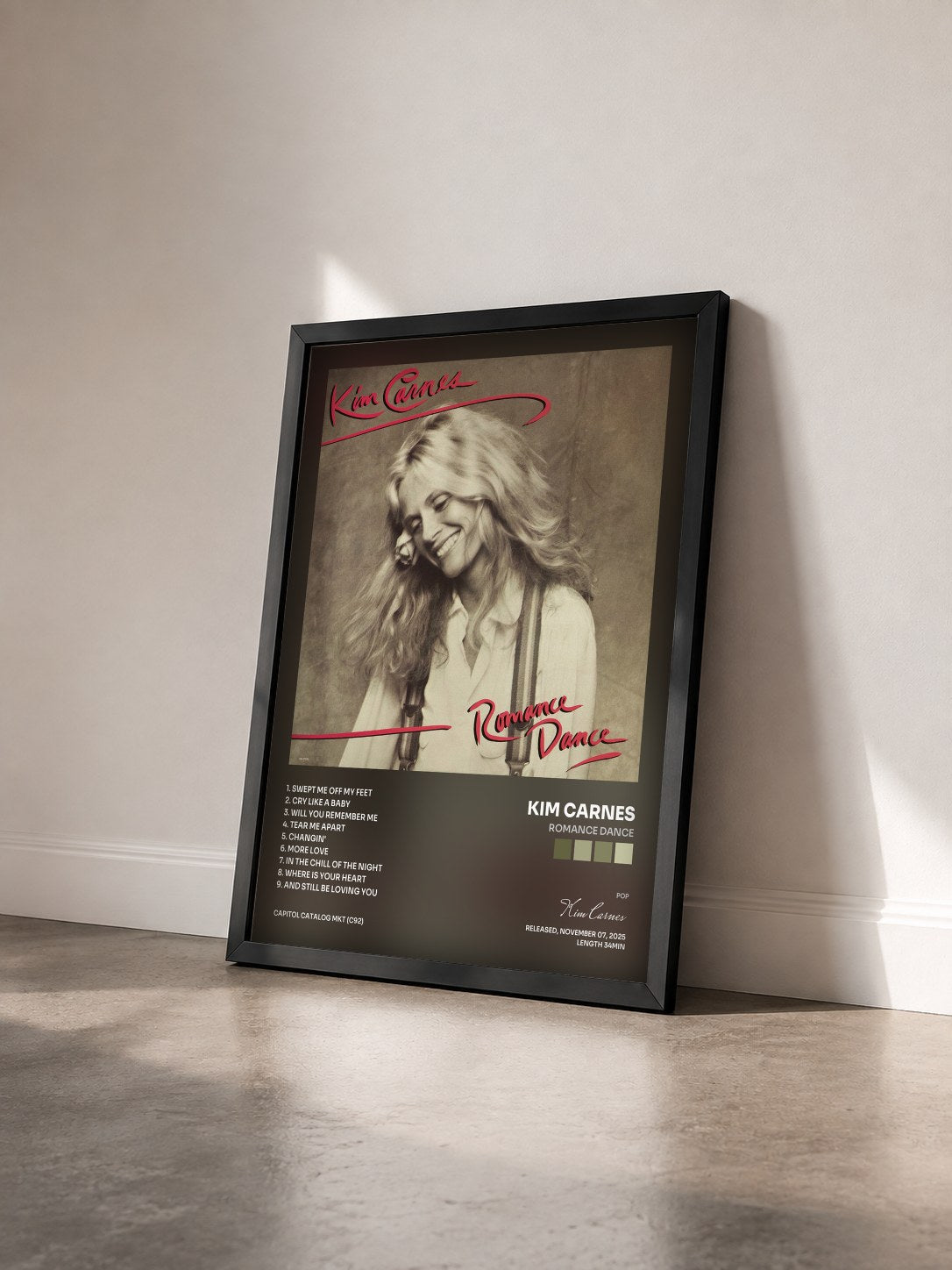 #noir Tableau de l'album Romance Dance de Kim Carnes vu de trois quarts, cadre noir
