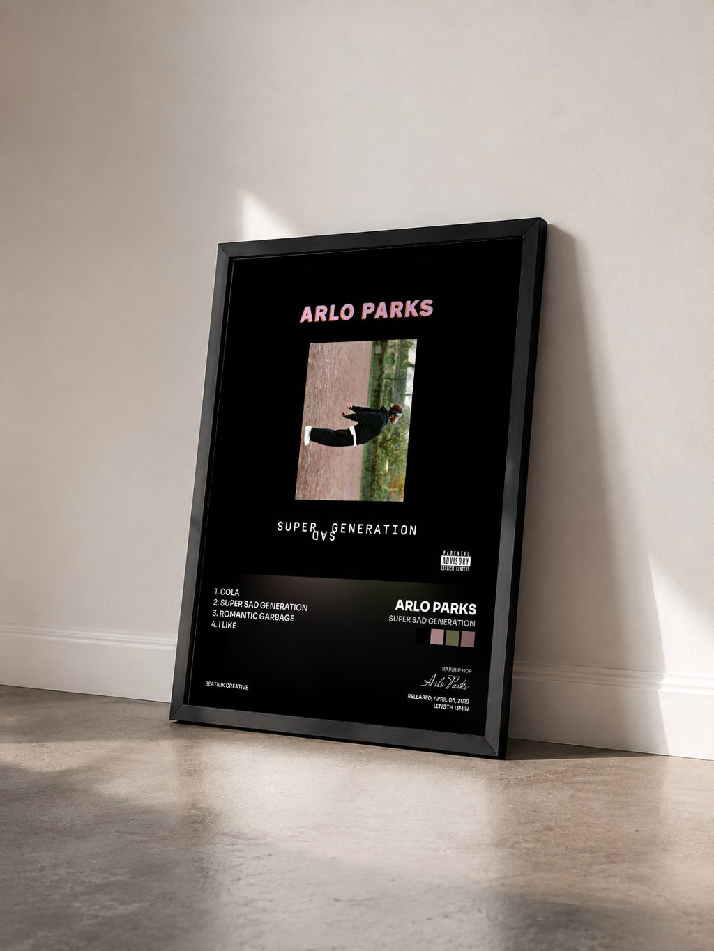 #noir Tableau de l'album Super Sad Generation de Arlo Parks vu de trois quarts, cadre noir