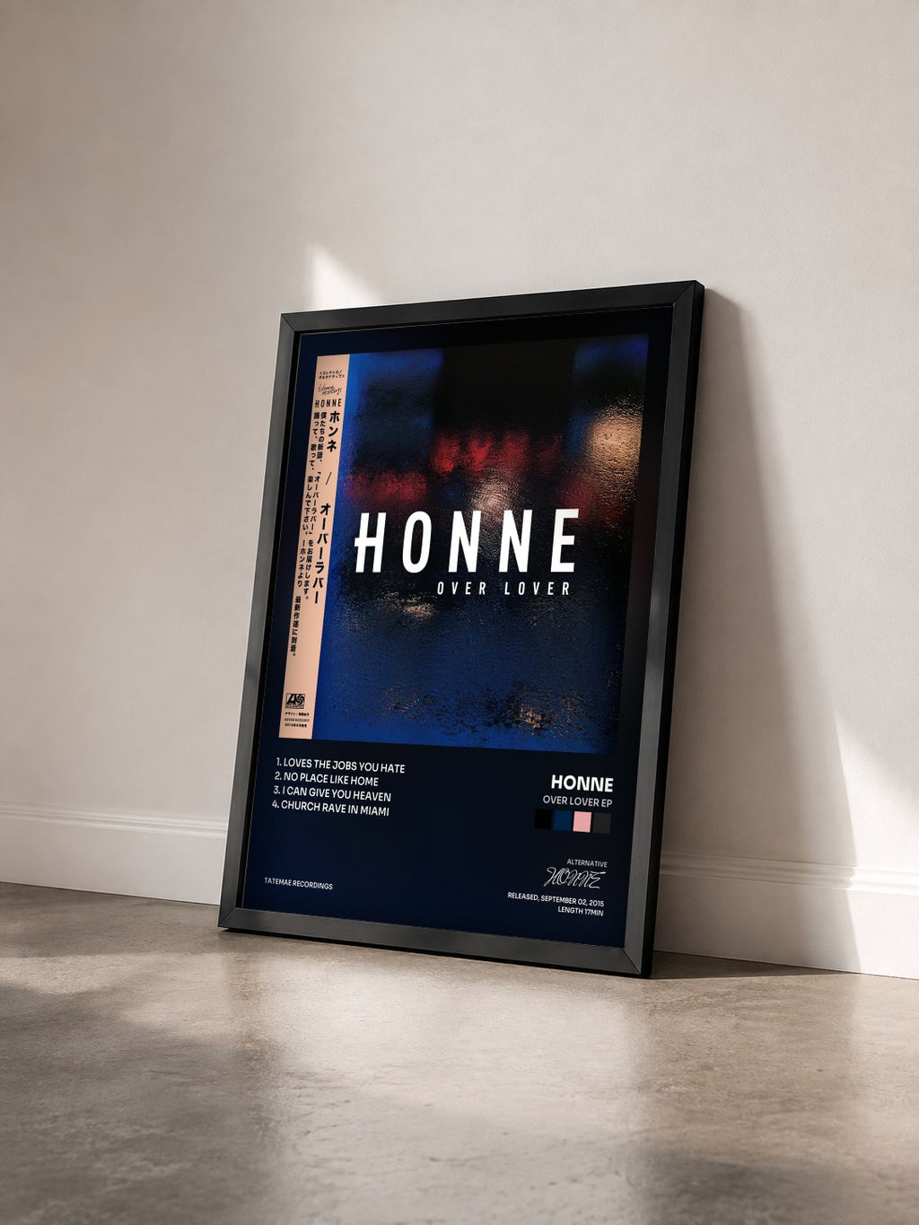 #noir Tableau de l'album Over Lover EP de HONNE vu de trois quarts, cadre noir