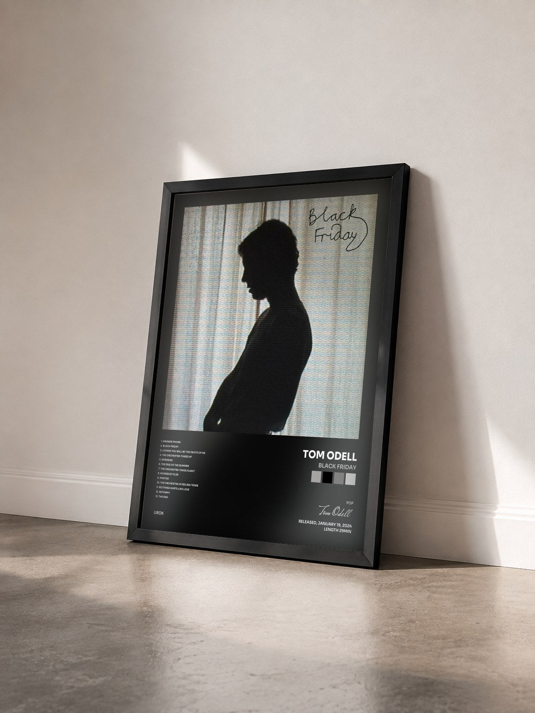 #noir Tableau de l'album Black Friday de Tom Odell vu de trois quarts, cadre noir