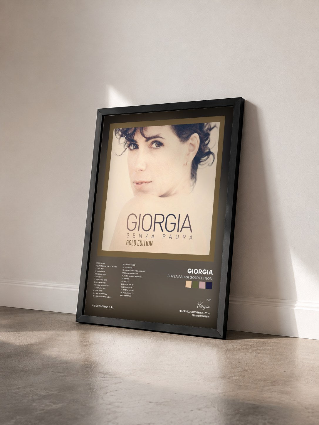 #noir Tableau de l'album Senza Paura Gold Edition de Giorgia vu de trois quarts, cadre noir
