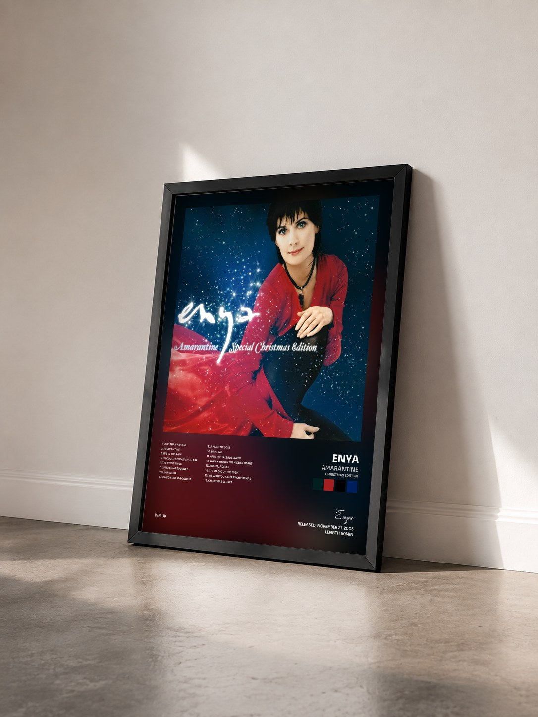 #noir Tableau de l'album Amarantine (Christmas Edition) de Enya vu de trois quarts, cadre noir