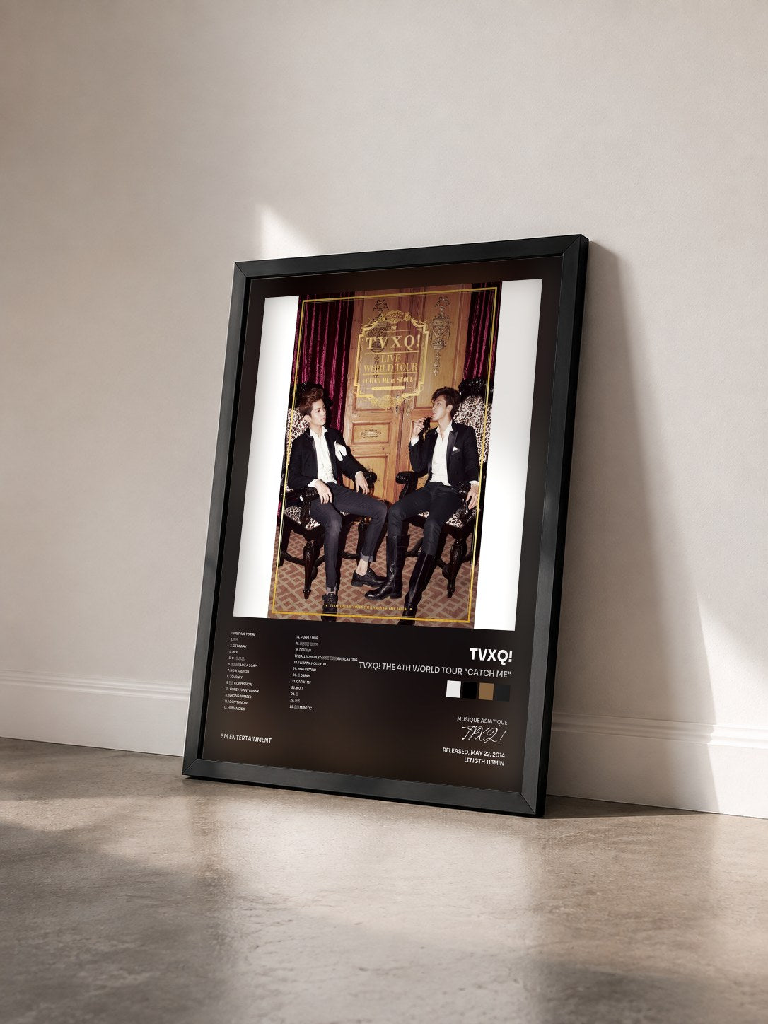 #noir Tableau de l'album TVXQ! The 4th World Tour "Catch Me" de TVXQ! vu de trois quarts, cadre noir