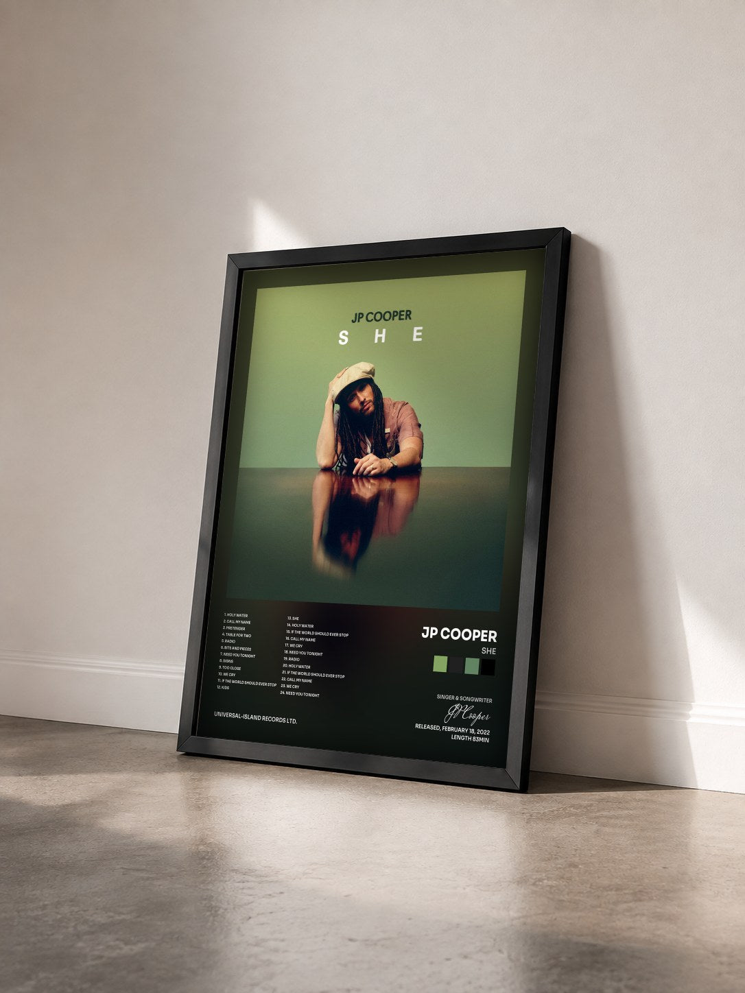 #noir Tableau de l'album She de JP Cooper vu de trois quarts, cadre noir