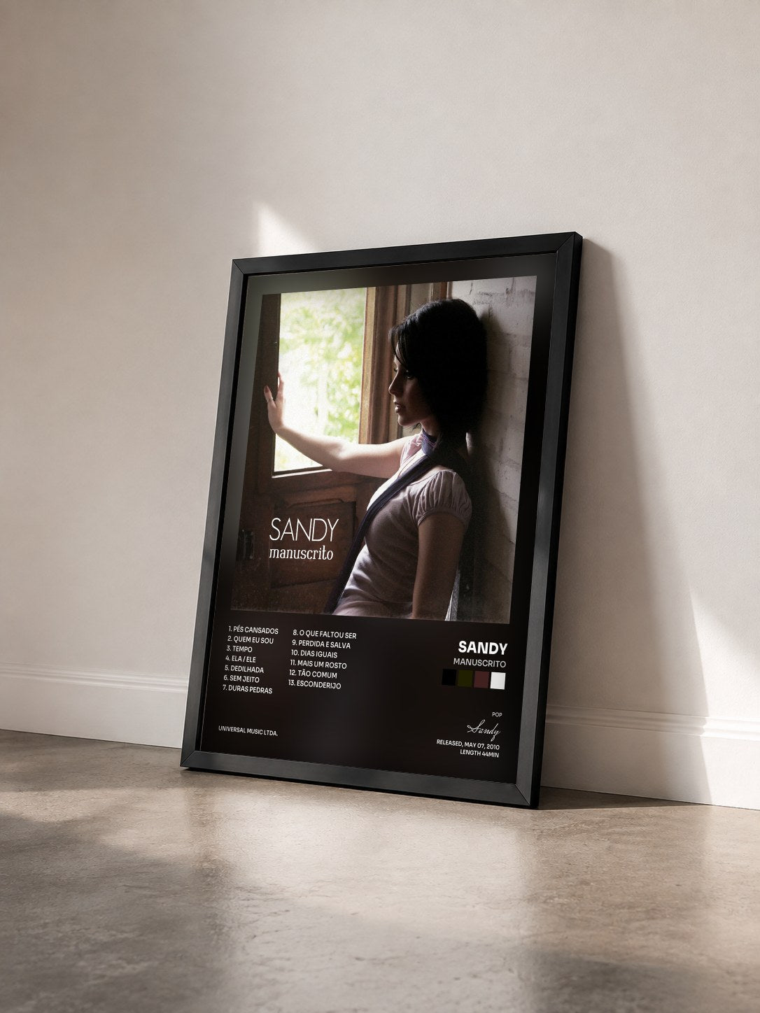 #noir Tableau de l'album Manuscrito de Sandy vu de trois quarts, cadre noir