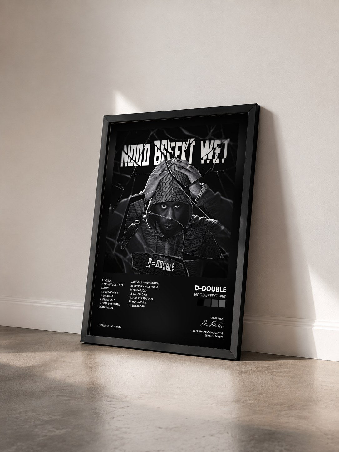 #noir Tableau de l'album Nood Breekt Wet de D-Double vu de trois quarts, cadre noir