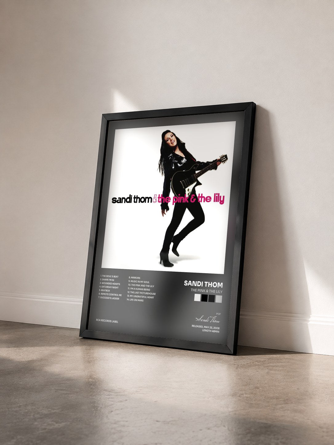 #noir Tableau de l'album The Pink & The Lily de Sandi Thom vu de trois quarts, cadre noir