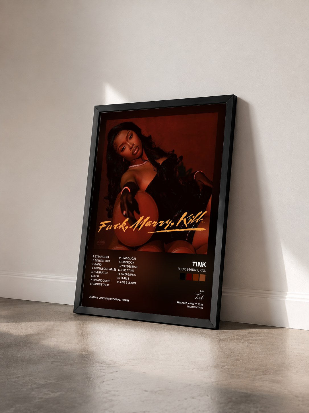 #noir Tableau de l'album Fuck, Marry, Kill de Tink vu de trois quarts, cadre noir