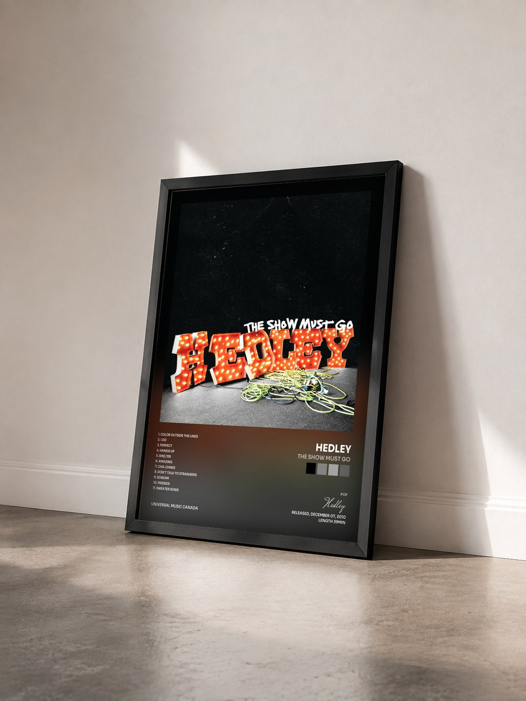 #noir Tableau de l'album The Show Must Go de Hedley vu de trois quarts, cadre noir