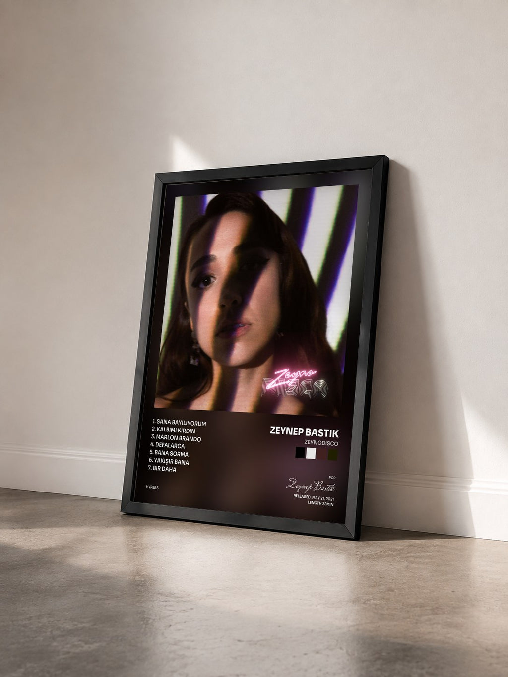 #noir Tableau de l'album Zeynodisco de Zeynep Bastık vu de trois quarts, cadre noir