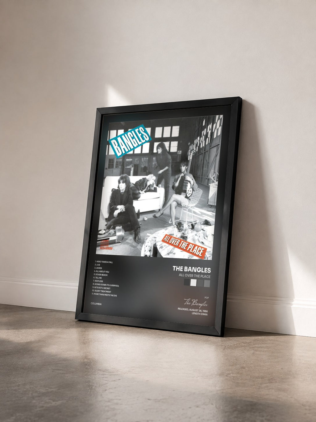 #noir Tableau de l'album All Over The Place de The Bangles vu de trois quarts, cadre noir