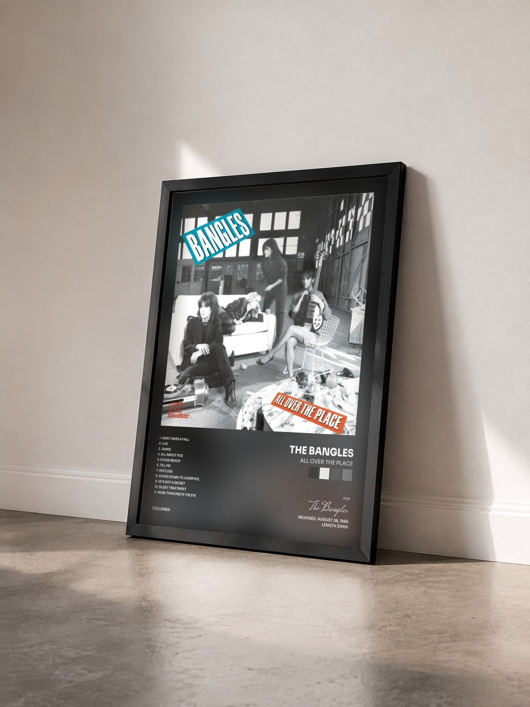 #noir Tableau de l'album All Over The Place de The Bangles vu de trois quarts, cadre noir