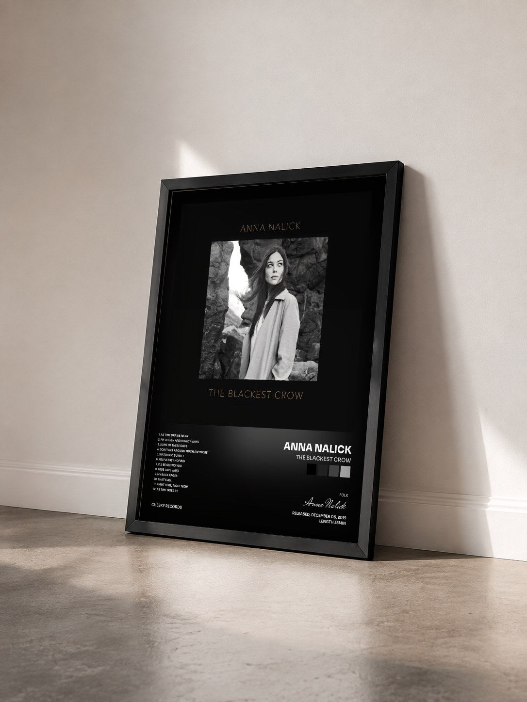 #noir Tableau de l'album The Blackest Crow de Anna Nalick vu de trois quarts, cadre noir