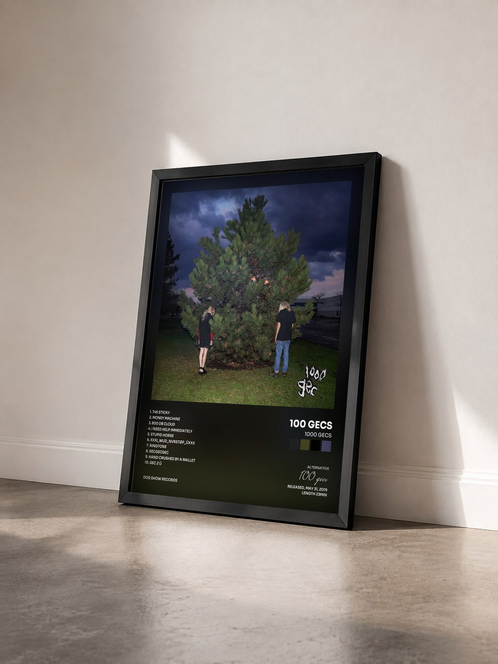 #noir Tableau de l'album 1000 gecs de 100 gecs vu de trois quarts, cadre noir