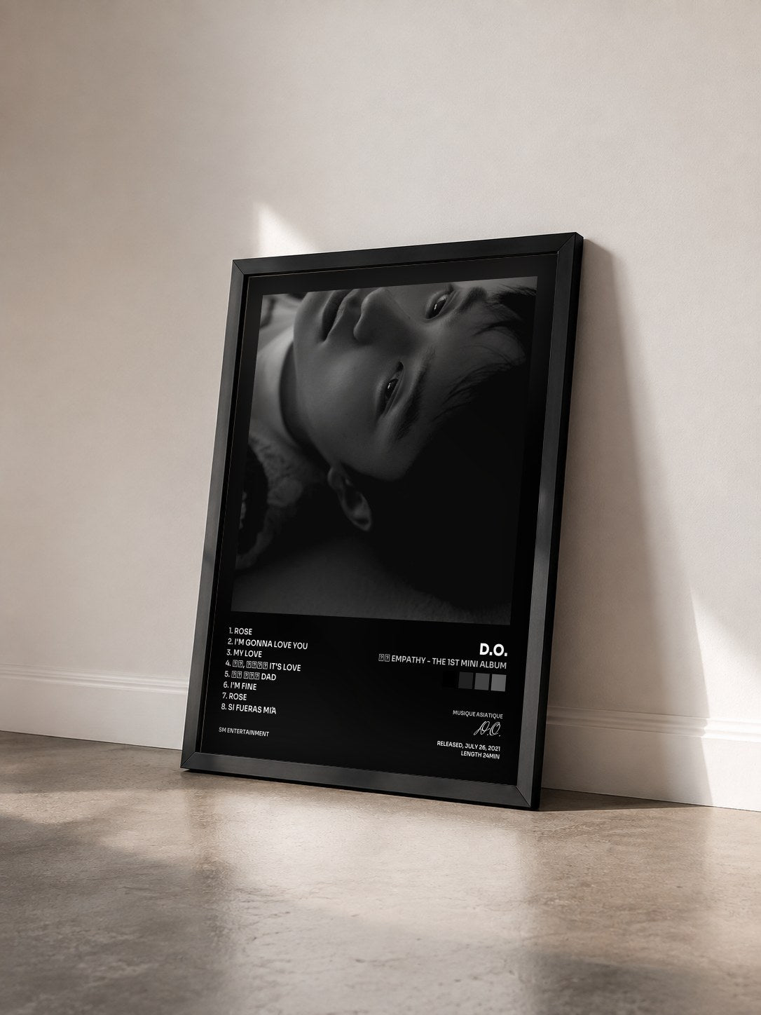 #noir Tableau de l'album 공감 Empathy - The 1st Mini Album de D.O. vu de trois quarts, cadre noir