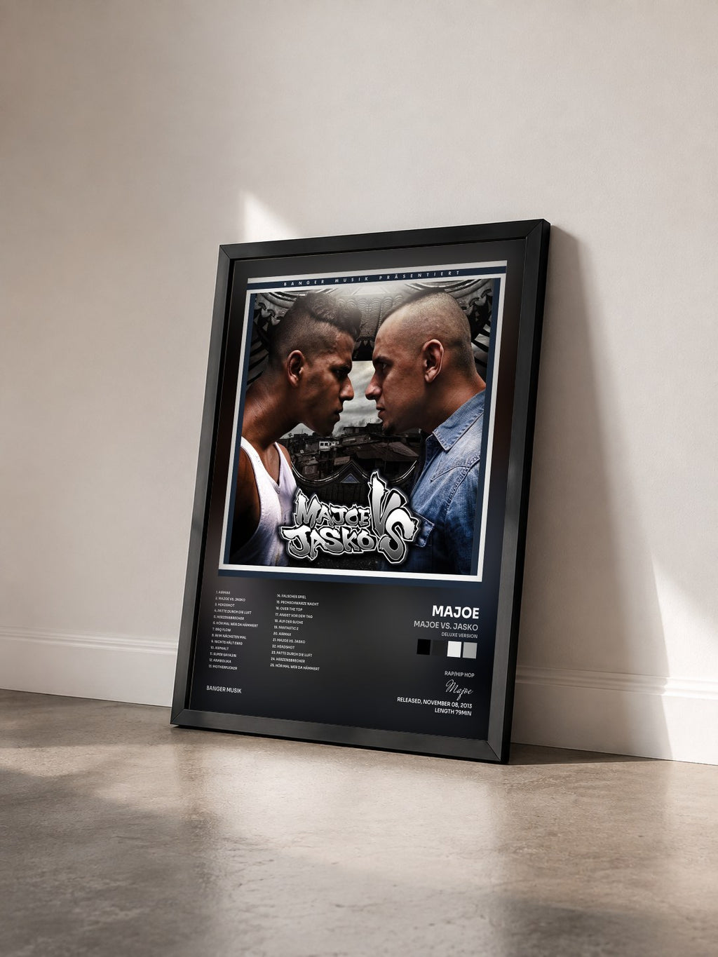 #noir Tableau de l'album Majoe vs. Jasko (Deluxe Version) de Majoe vu de trois quarts, cadre noir