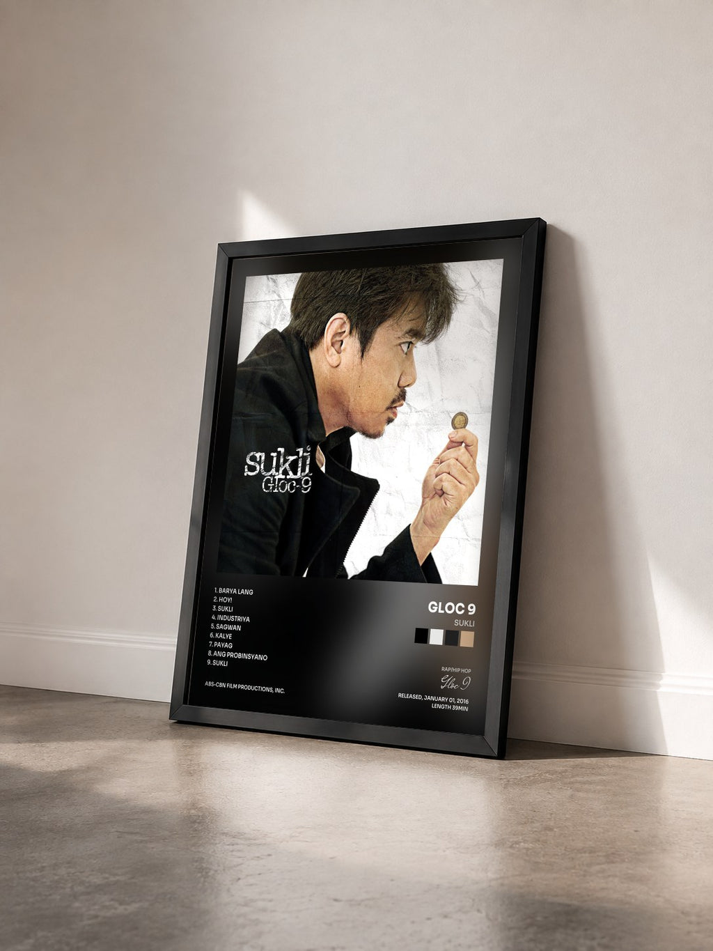 #noir Tableau de l'album Sukli de Gloc 9 vu de trois quarts, cadre noir