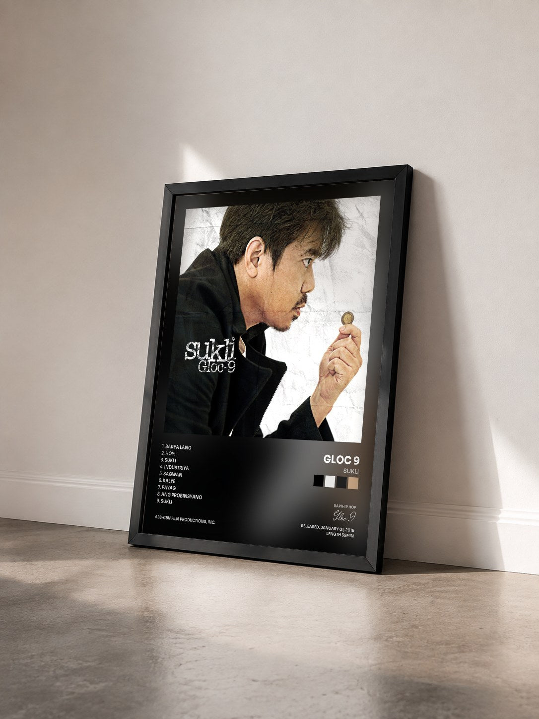 #noir Tableau de l'album Sukli de Gloc 9 vu de trois quarts, cadre noir