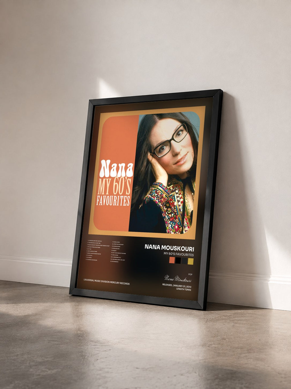 #noir Tableau de l'album My 60's Favourites de Nana Mouskouri vu de trois quarts, cadre noir