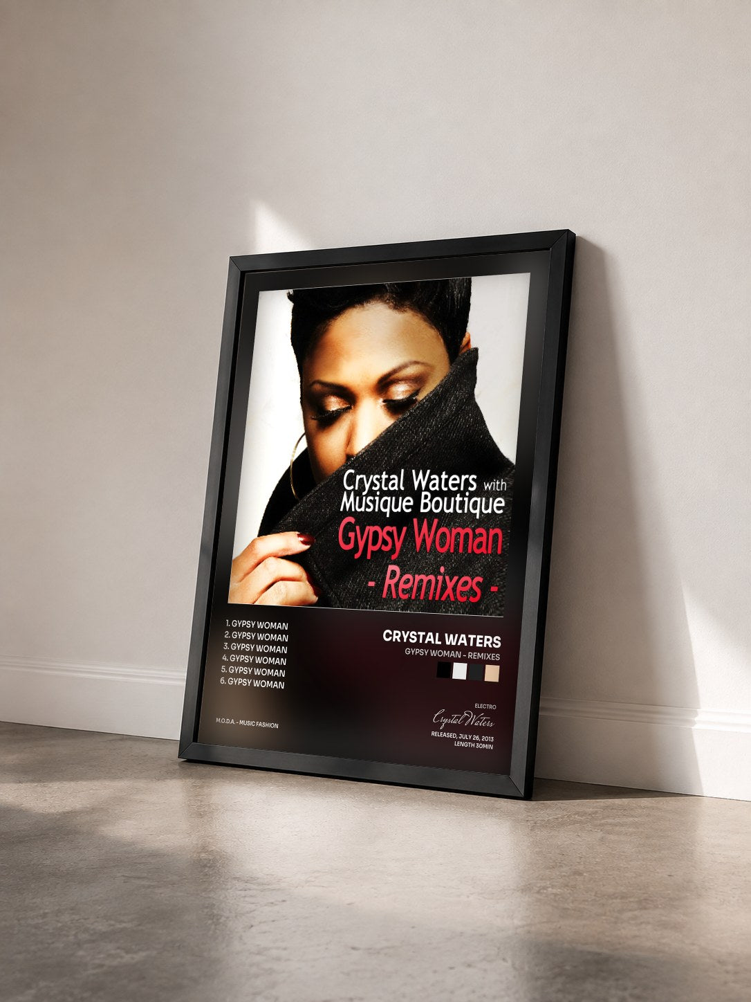 #noir Tableau de l'album Gypsy Woman - Remixes de Crystal Waters vu de trois quarts, cadre noir