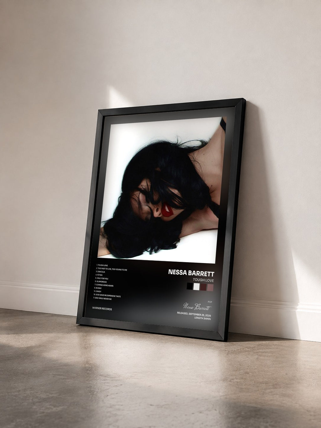 #noir Tableau de l'album Tough Love de Nessa Barrett vu de trois quarts, cadre noir