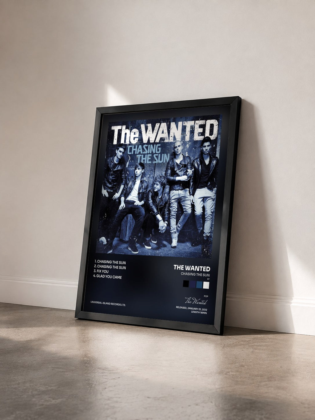 #noir Tableau de l'album Chasing The Sun (EP) de The Wanted vu de trois quarts, cadre noir