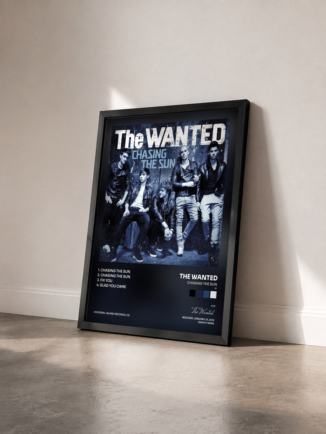 #noir Tableau de l'album Chasing The Sun (EP) de The Wanted vu de trois quarts, cadre noir