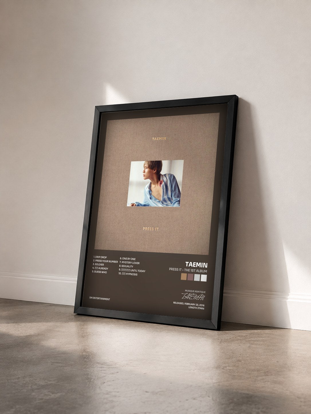 #noir Tableau de l'album Press It - The 1st Album de TAEMIN vu de trois quarts, cadre noir