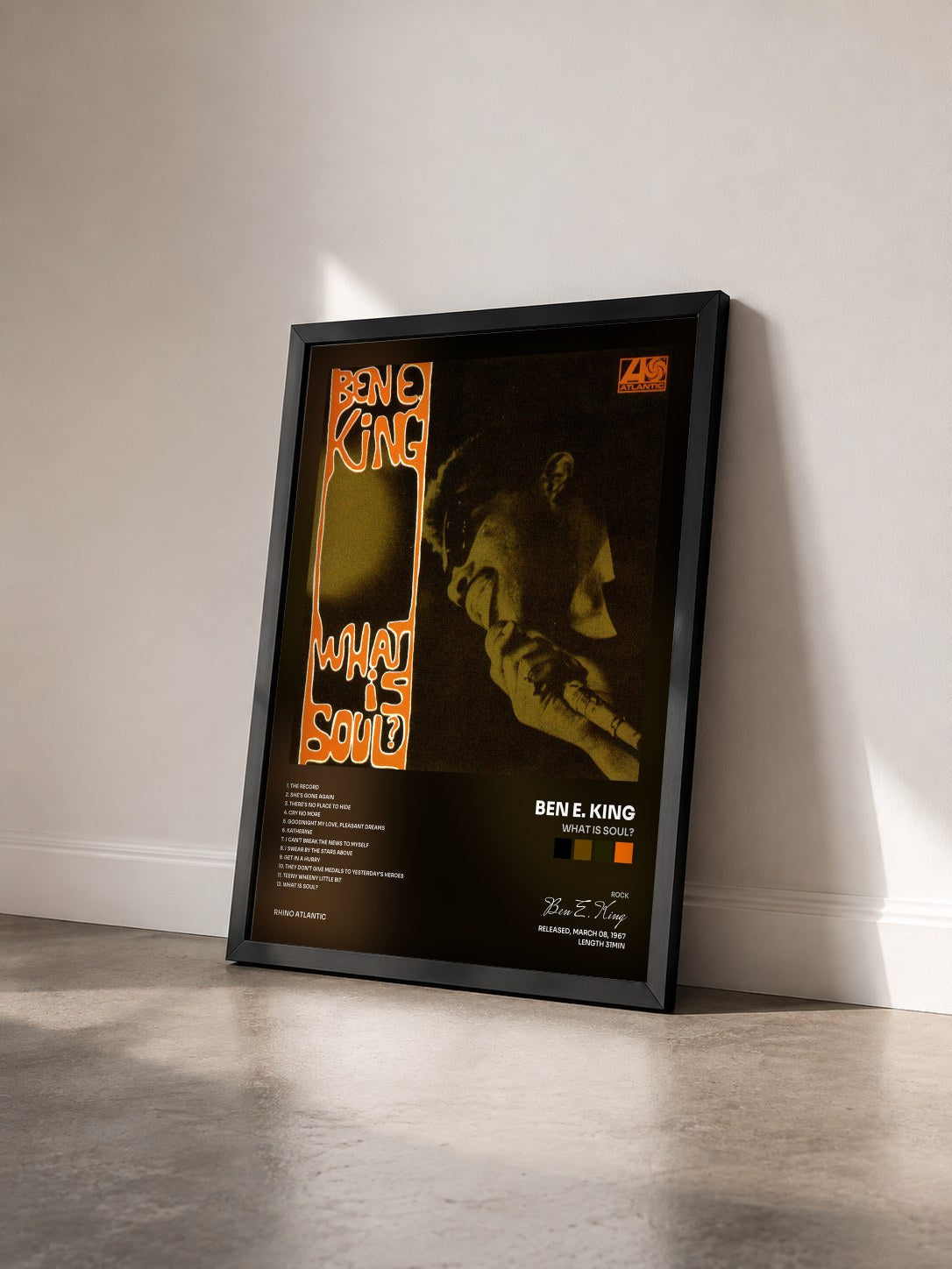#noir Tableau de l'album What Is Soul? de Ben E. King vu de trois quarts, cadre noir
