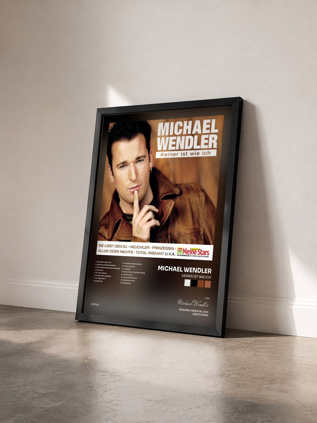 #noir Tableau de l'album Keiner ist wie ich de Michael Wendler vu de trois quarts, cadre noir