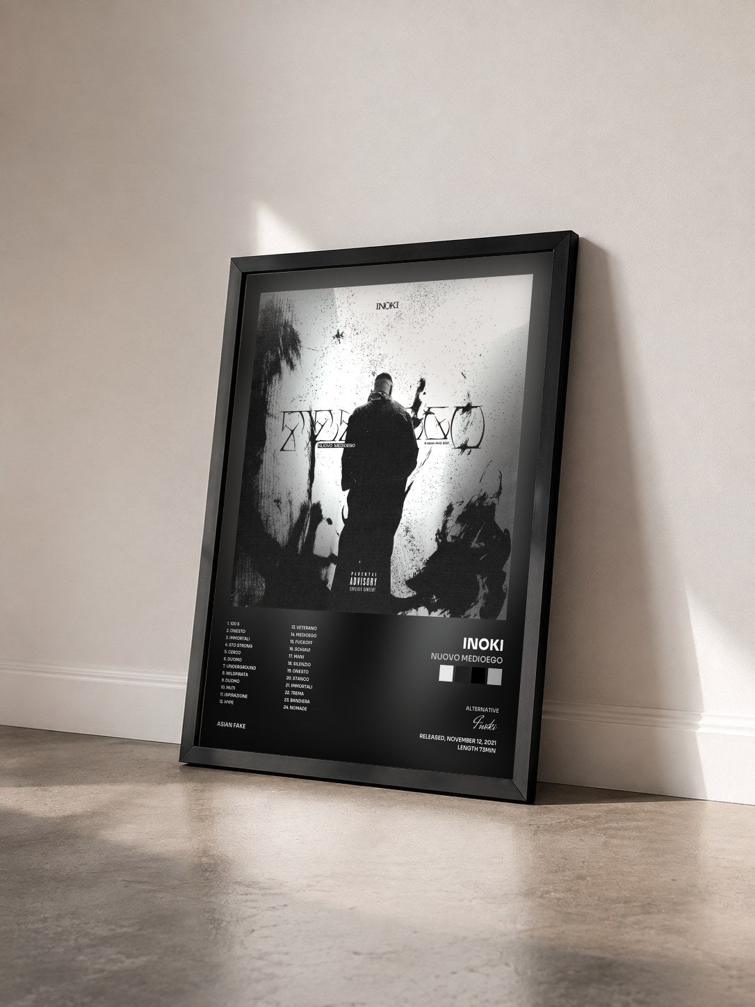 #noir Tableau de l'album NUOVO MEDIOEGO de Inoki vu de trois quarts, cadre noir
