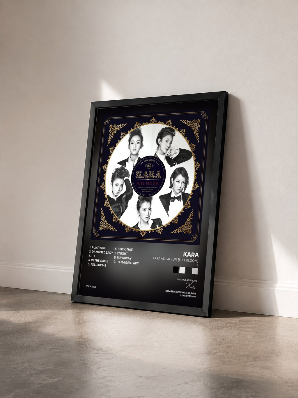 #noir Tableau de l'album KARA 4th Album [Full Bloom] (4) de Kara vu de trois quarts, cadre noir