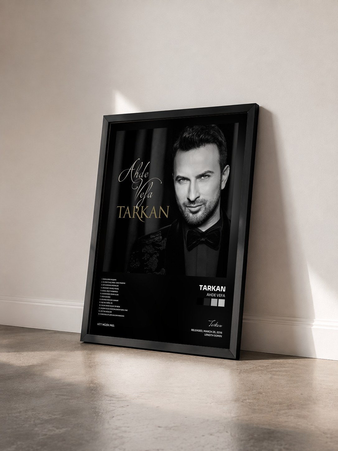 #noir Tableau de l'album Ahde Vefa de Tarkan vu de trois quarts, cadre noir