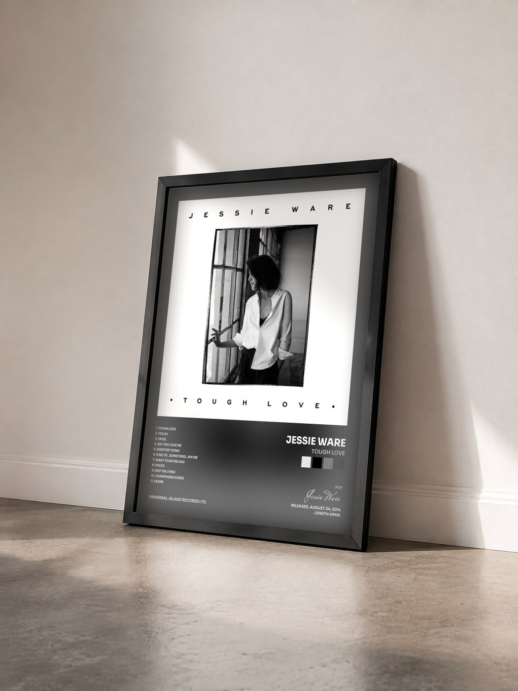 #noir Tableau de l'album Tough Love de Jessie Ware vu de trois quarts, cadre noir
